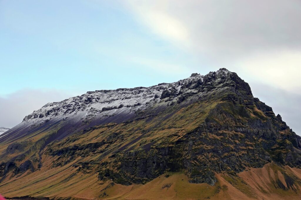 הר געשי עם צמחייה ירוקה
