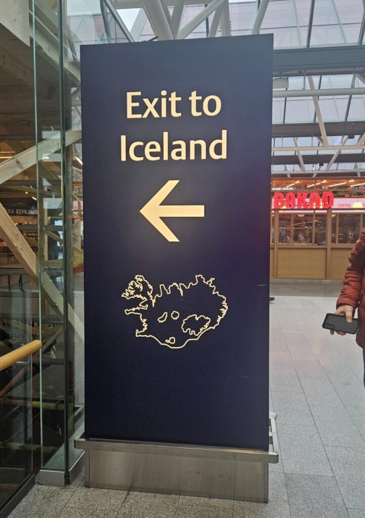 שלט מפורסם בשדה התעופה הבין לאומי