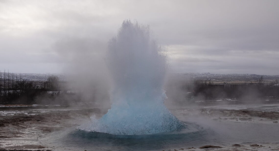 גייזר מתפרץ