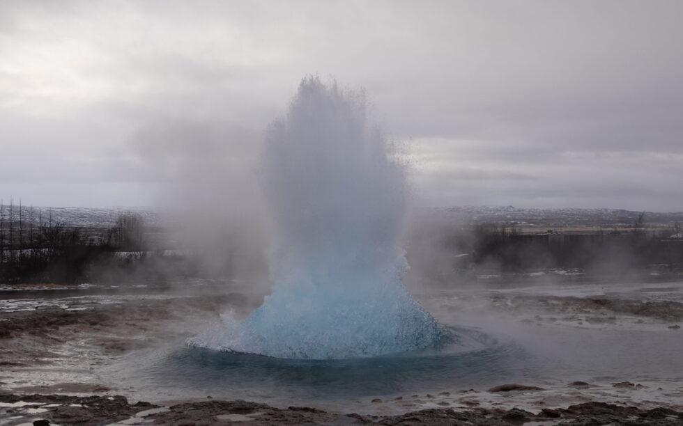 גייזר מתפרץ