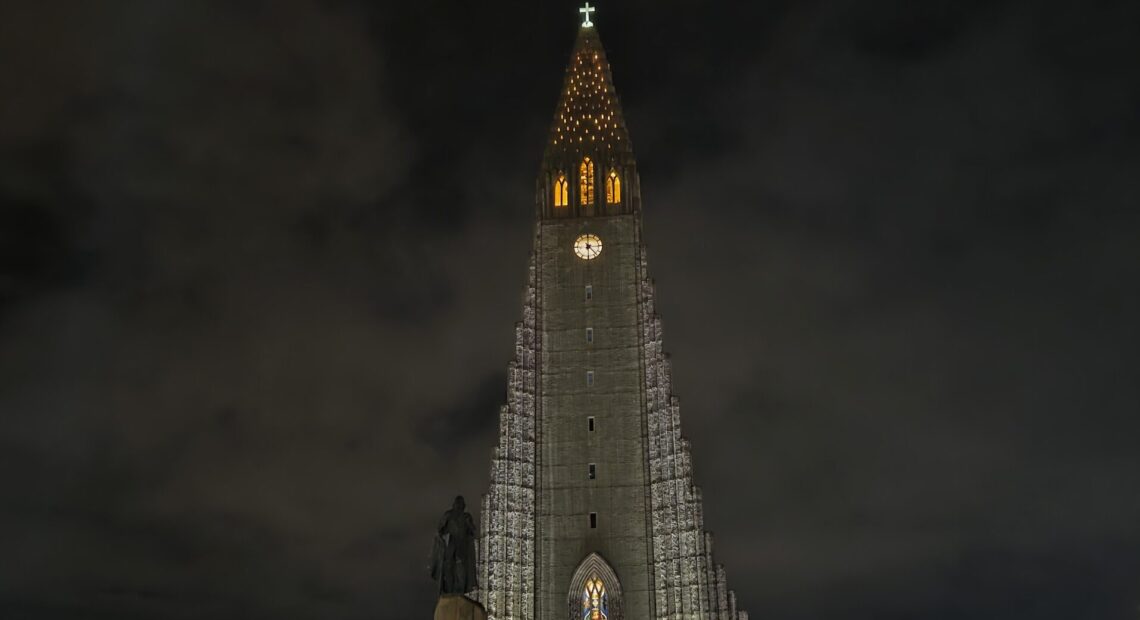 הכנסייה המפורסמת ברייקיוויק בלילה.