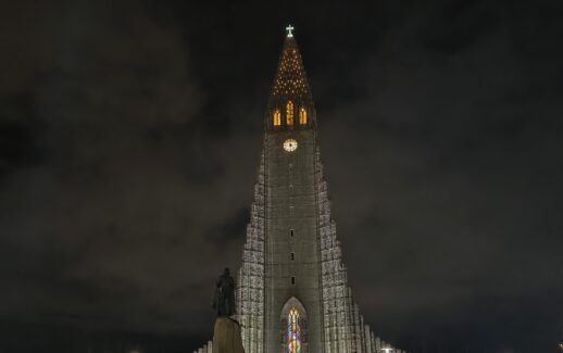 הכנסייה המפורסמת ברייקיוויק בלילה.