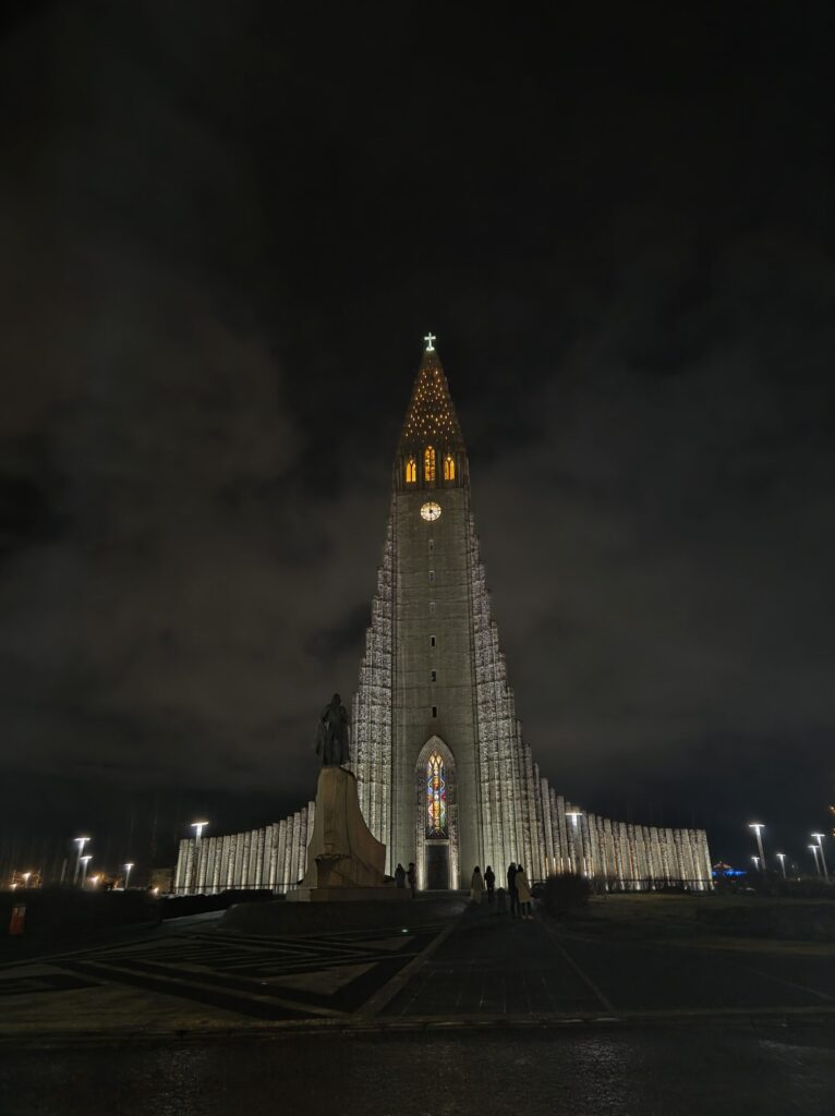 הכנסייה המפורסמת ברייקיוויק בלילה.